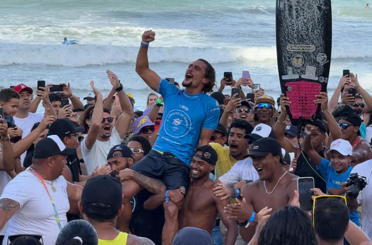 O potiguar Mateus Sena é carregado por seus conterrâneos após vencer a etapa de Natal (RN) do Circuito Banco do Brasil 2024, na Praia de Miami; WSL/Aleko Stergiou