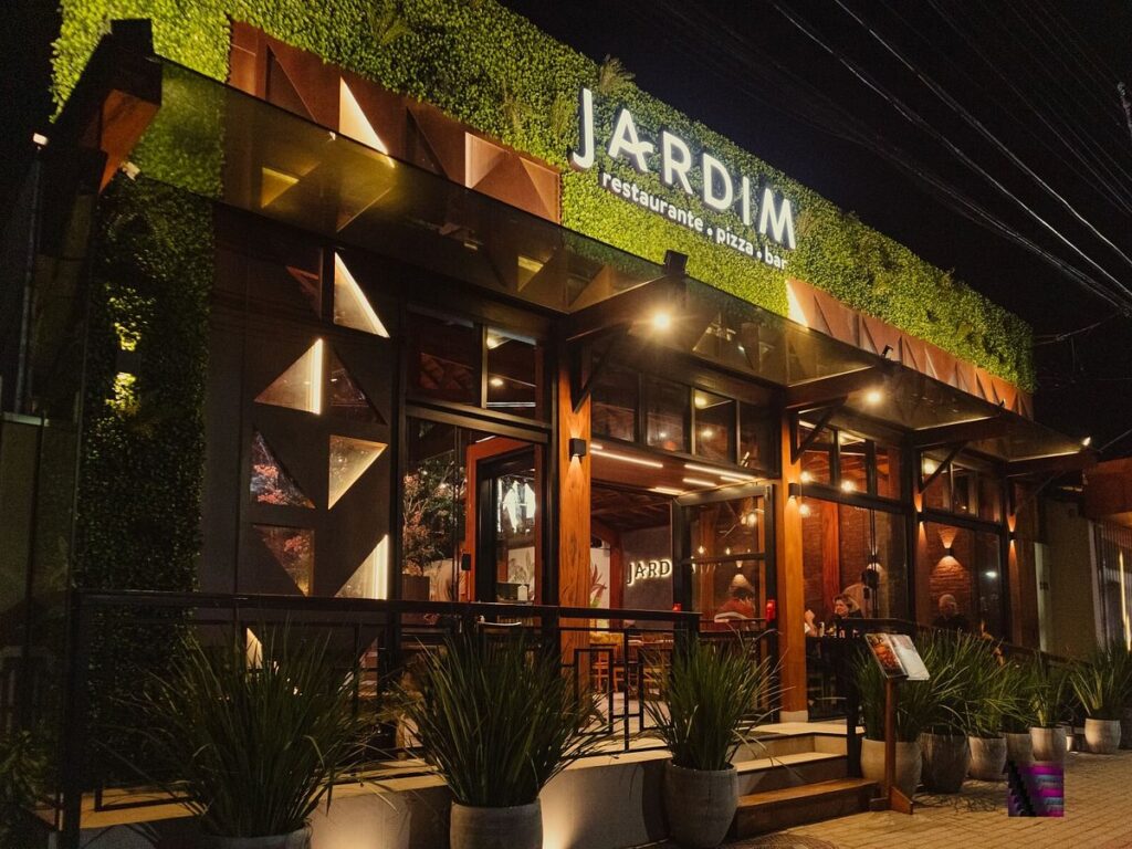 Restaurante Quintal do Mar, opção recomendada de alimentação em Itamambuca durante o evento.