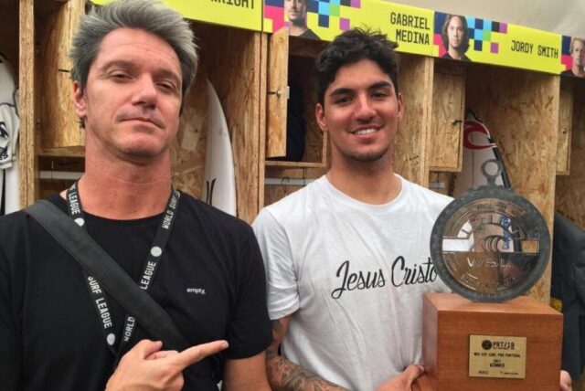 Gabriel Medina e Pedro Burckauser, criador do canal People on Tour.