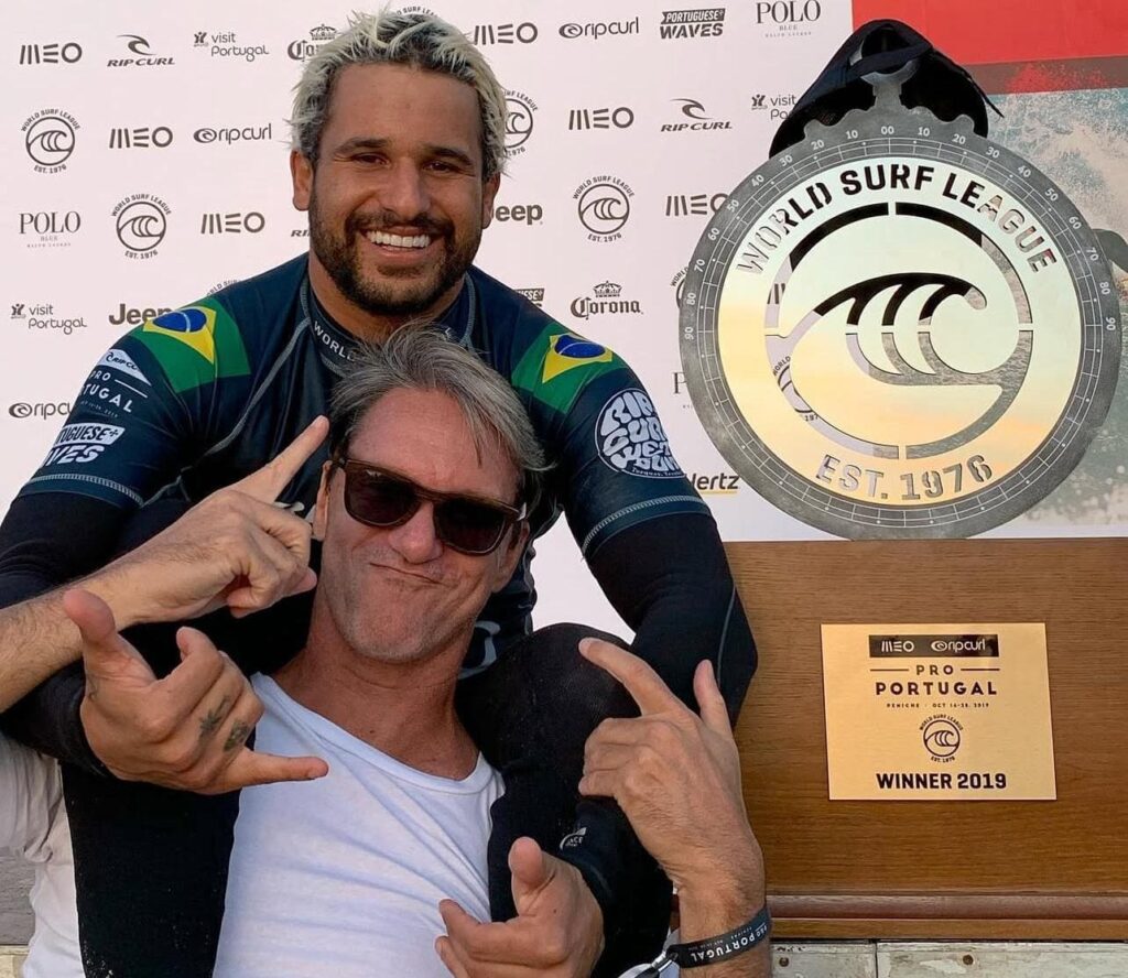 Pedro Burckauser celebra a vitória de Italo Ferreira na etapa de Peniche, Portugal, em 2019. Foto: People on Tour