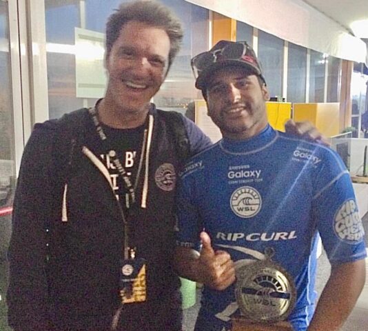 Italo Ferreira e Pedro Burckauser, criador do canal People on Tour.