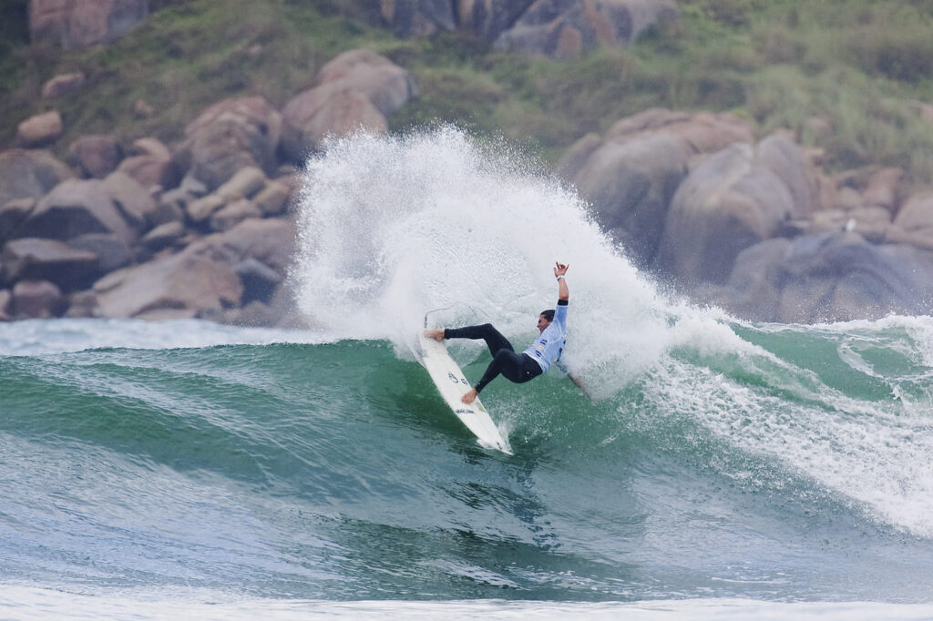O saudoso Andy Irons em ação na Praia da Vila, em Imbituba (SC). Foto: WSL / Kirstin