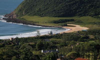 Nos dias 23 e 24 de agosto, a Praia da Silveira, em Garopaba (SC), recebe a 2ª etapa do Circuito Catarinense Profissional de Surfe. Foto: Basílio Ruy