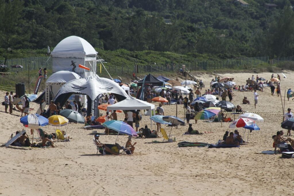 Nos dias 23 e 24 de agosto, a Praia da Silveira, em Garopaba (SC), recebe a 2ª etapa do Circuito Catarinense Profissional de Surfe. Foto: Basílio Ruy Nos dias 23 e 24 de agosto, a Praia da Silveira, em Garopaba (SC), recebe a 2ª etapa do Circuito Catarinense Profissional de Surfe. Foto: Basílio Ruy