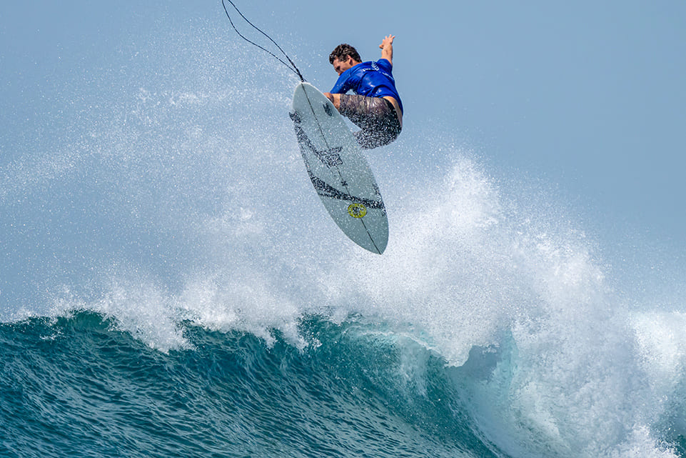 Jessé Mendes, Four Seasons Surfing Champions Trophy 2025, Sultans, Maldivas, Kuda Huraa, Maldives., Twin Fin, Biquilha. Foto: Ted Grambeau