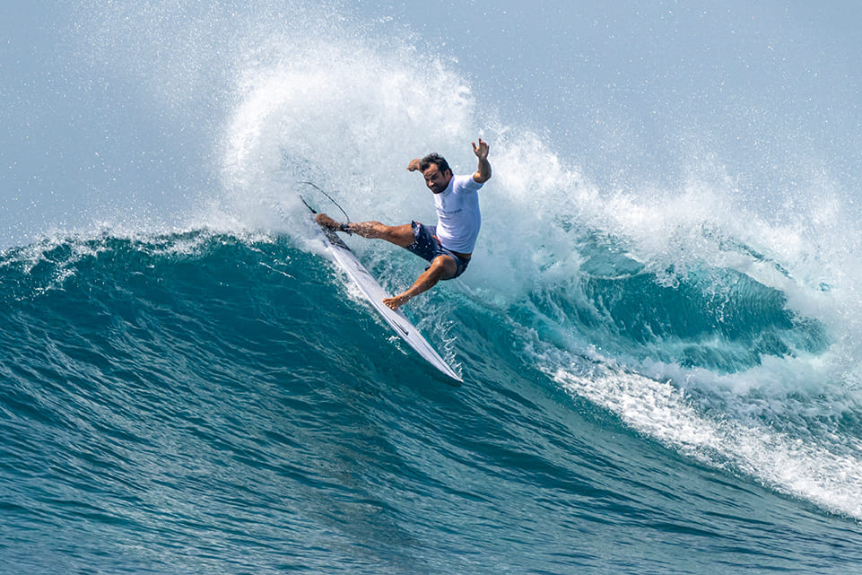Michel Bourez, Four Seasons Surfing Champions Trophy 2025, Sultans, Maldivas, Kuda Huraa, Maldives., Twin Fin, Biquilha. Foto: Ted Grambeau