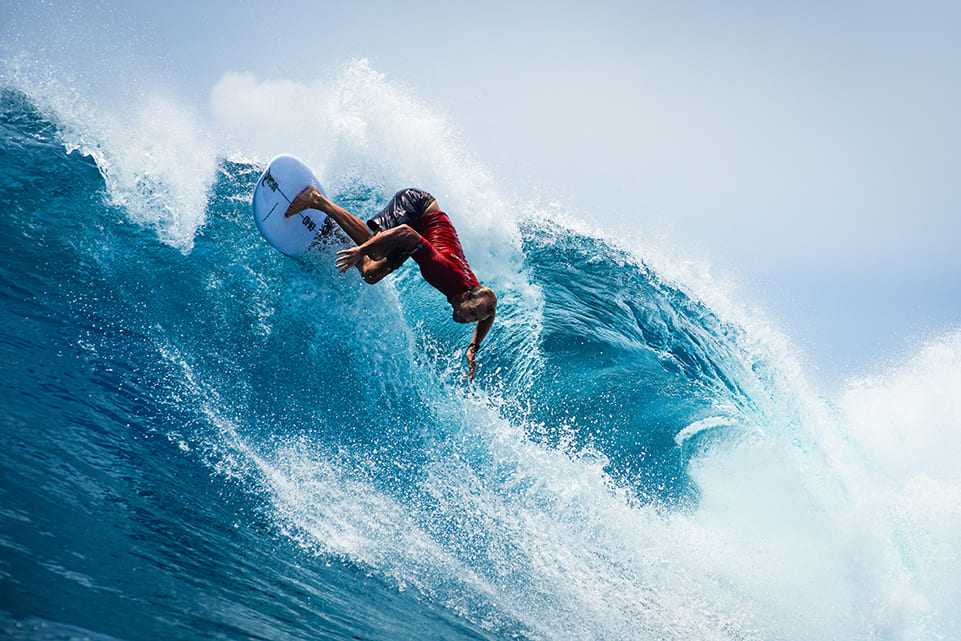 Owen Wright, Four Seasons Surfing Champions Trophy 2025, Sultans, Maldivas, Kuda Huraa, Maldives., Twin Fin, Biquilha. Foto: John Frank