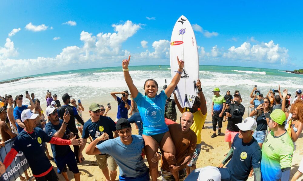 A surfista catarinense Tainá Hinckel comemora o título da etapa de Natal do Circuito Banco do Brasil 2025; Foto: WSL / Marcio David