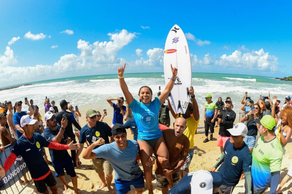 A surfista catarinense Tainá Hinckel comemora o título da etapa de Natal do Circuito Banco do Brasil 2025; Foto: WSL / Marcio David