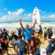 A surfista catarinense Tainá Hinckel comemora o título da etapa de Natal do Circuito Banco do Brasil 2025; Foto: WSL / Marcio David