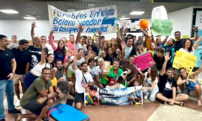 IMG Com cartazes e muita emoção, Uri Valadão foi recepcionado no aeroporto de Salvador após conquistar seu segundo título mundial de bodyboard. AOS Mídia registrou tudo.