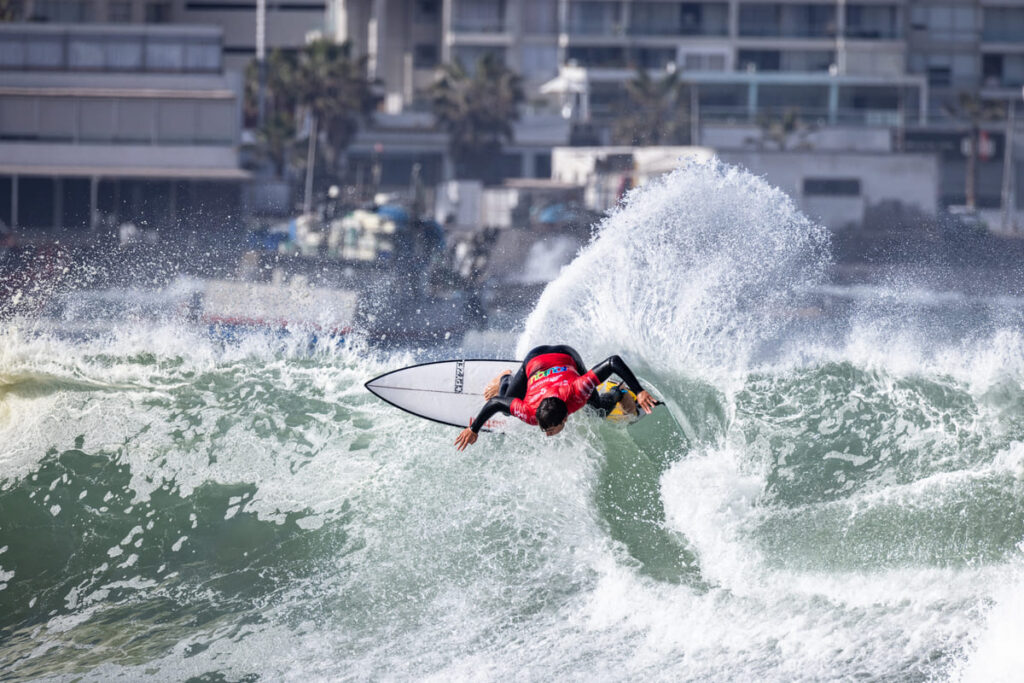 Surfista brasileiro competindo no Iquique Pro Junior da WSL, no Chile, em 2025