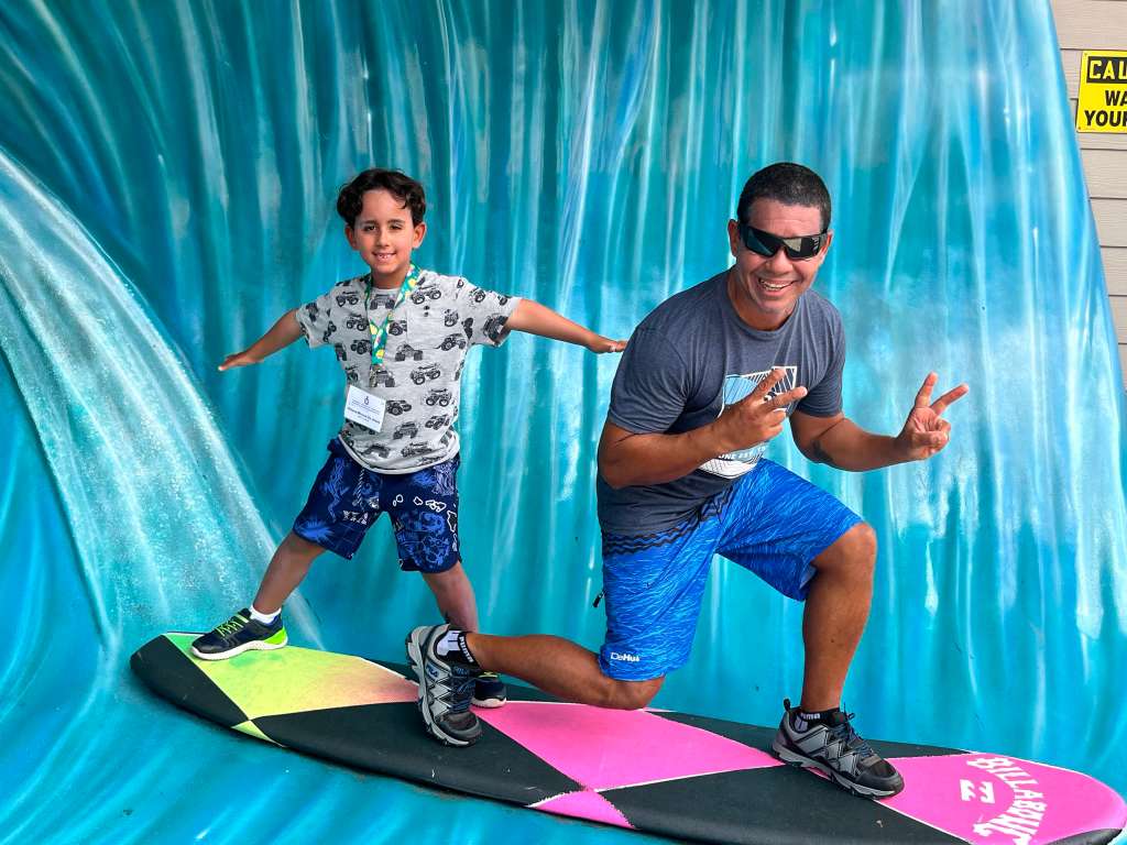 Rafinha Fernandes, de 9 anos, enfrenta tratamento intenso contra o câncer no Havaí. Campanha citada no Fala Papah! aceita apoio via PIX e GoFundMe.