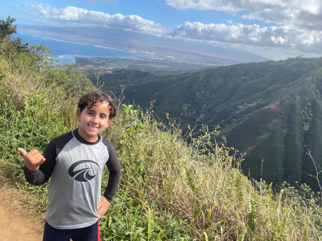 Rafinha Fernandes, de 9 anos, enfrenta tratamento intenso contra o câncer no Havaí. Campanha citada no Fala Papah! aceita apoio via PIX e GoFundMe.