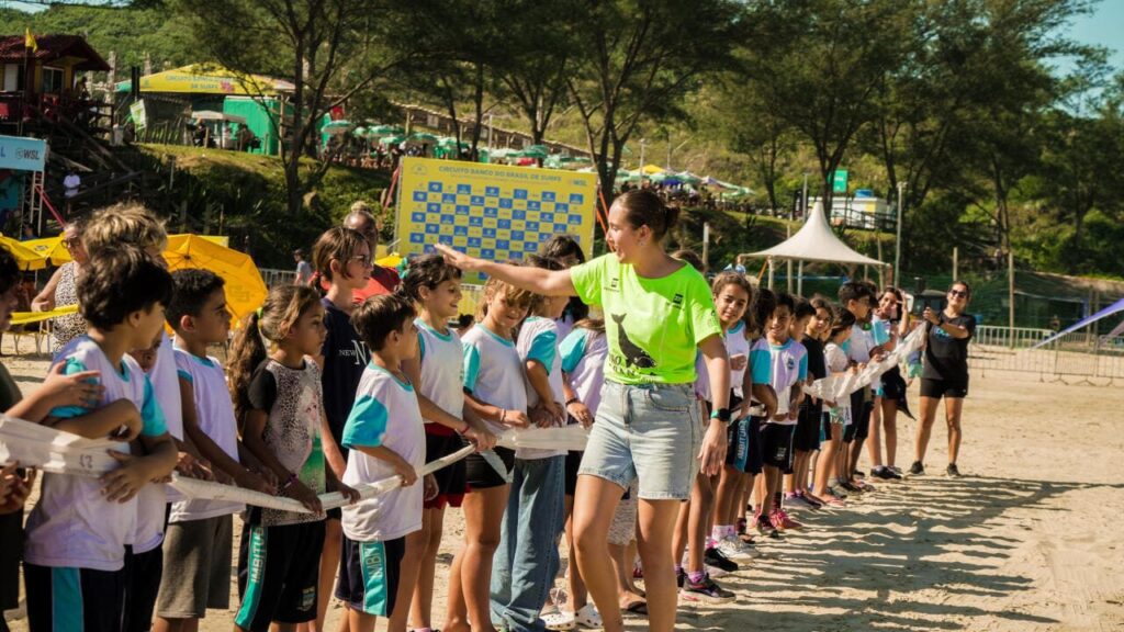 Imagem: Alunos das escolas municipais de Imbituba participam de ação de educação ambiental com o Instituto Australis em parceria com a WSL. - WSL / Gabriel Guedes