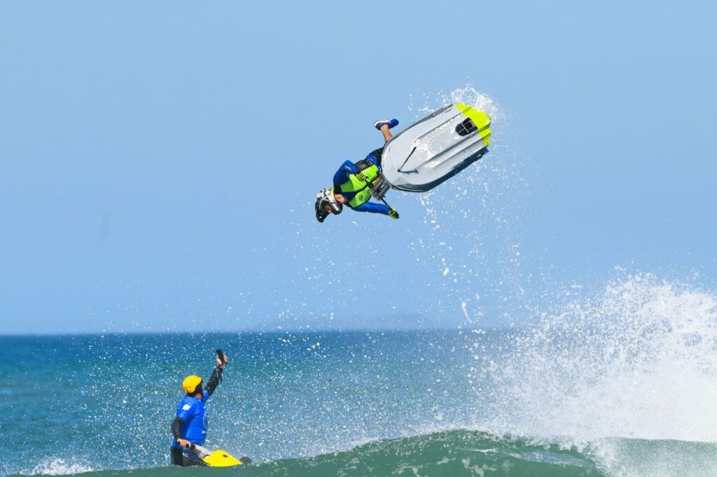 Campeão mundial de moto aquática, Bruno Jacob voa alto na Praia da Vila. Créditos: WSL/ Marcio David