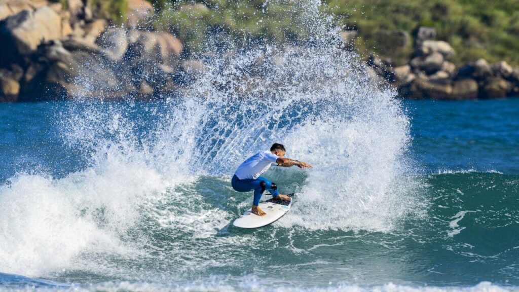 Deivid Silva (BRA) começa o dia explosivo, mas acaba eliminado no Round dos 16. Créditos: WSL/ Marcio David