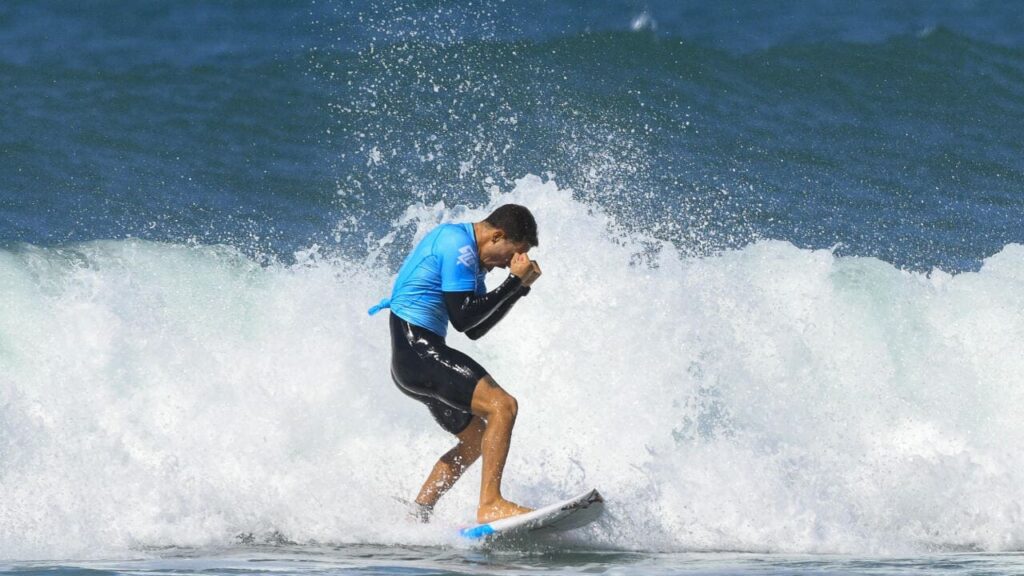 Israel Junior (BRA) desbanca o defensor do título Matheus Navarro (BRA) e segue para as quartas de final. Créditos: WSL/ Marcio David