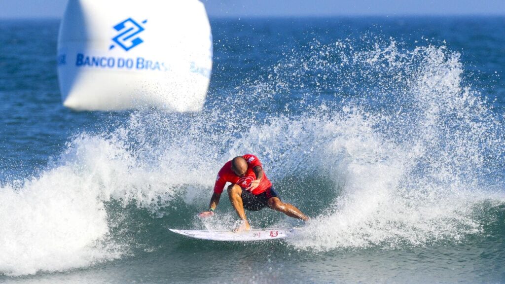 Jadson André (BRA) usa toda sua experiência para surfar duas baterias de forma dominante e seguir para as quartas de final em Imbituba. Créditos: WSL/ Marcio David