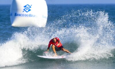 Jadson André (BRA) usa toda sua experiência para surfar duas baterias de forma dominante e seguir para as quartas de final em Imbituba. Créditos: WSL/ Marcio David