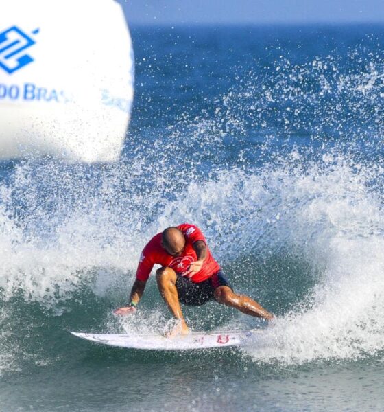 Jadson André (BRA) usa toda sua experiência para surfar duas baterias de forma dominante e seguir para as quartas de final em Imbituba. Créditos: WSL/ Marcio David