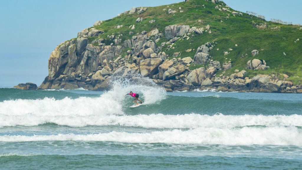 Imagem: Laura Raupp (BRA) protagoniza uma das melhores performances do primeiro dia de Circuito Banco do Brasil de Surfe - Etapa Imbituba. WSL / Marcio David
