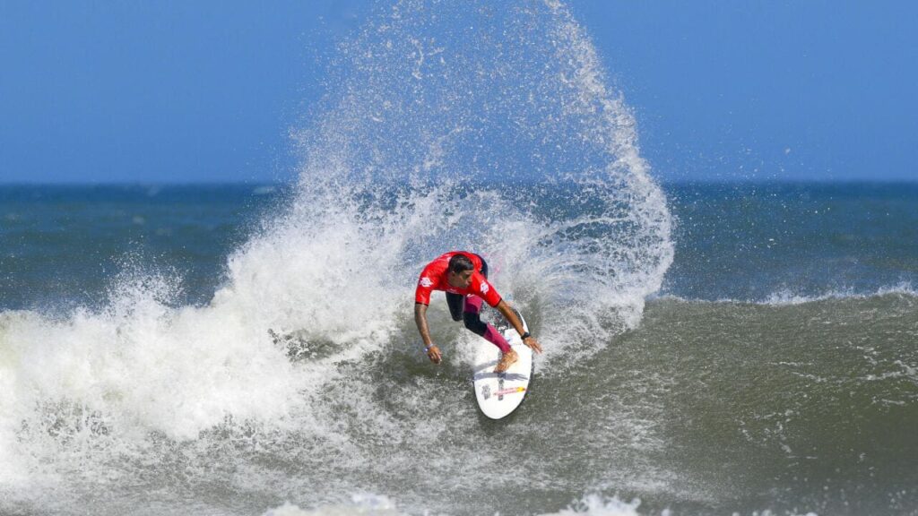 Luan Wood (BRA) fecha sua bateria das quartas de final com 17.37 pontos. - WSL / Marcio David