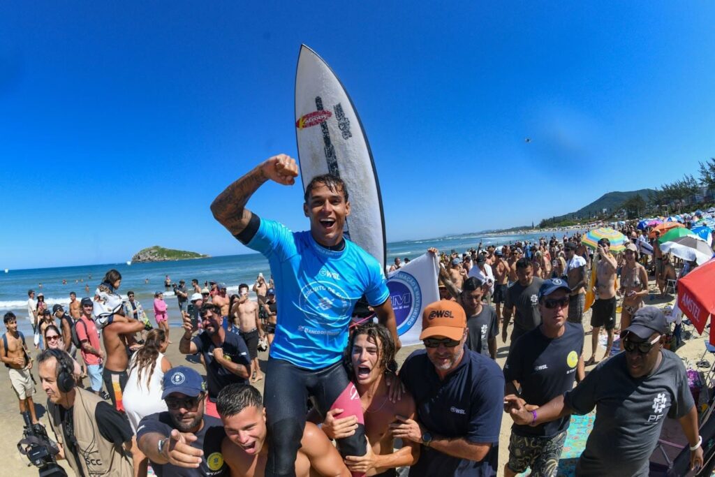 Luan Wood (BRA) comemora o título do Circuito Banco do Brasil de Surfe - Etapa Imbituba. Créditos: WSL/ Marcio David