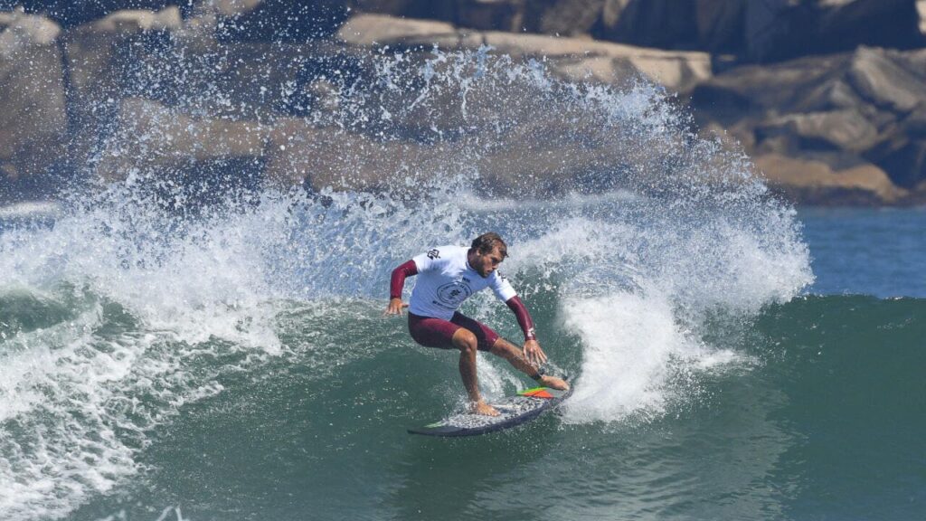 Imagem: Miguel Tudela (PER) se classifica para a Rodada dos 64 com nota 8 na Praia da Vila. - WSL / Marcio David