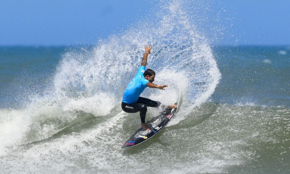 Rafael Teixeira (BRA) avança para a semifinal e enfrenta Lucas Vicente (BRA) na próxima fase. - WSL / Marcio David