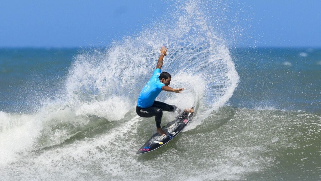 Rafael Teixeira (BRA) avança para a semifinal e enfrenta Lucas Vicente (BRA) na próxima fase. - WSL / Marcio David