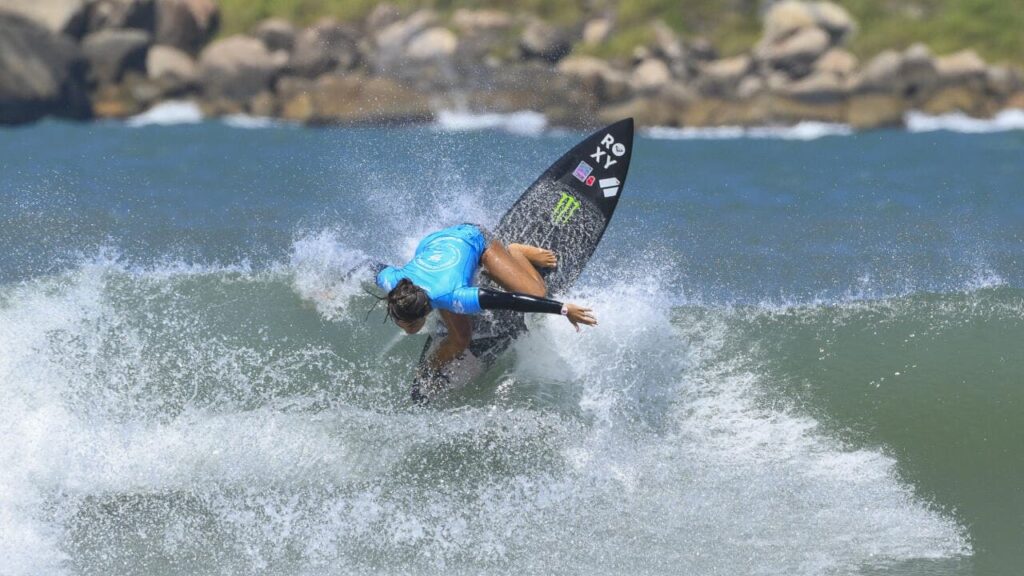 Sol Aguirre (PER) fará semifinal 100% peruana ao lado de Daniella Rosas (PER) na Praia da Vila. - WSL / Marcio David