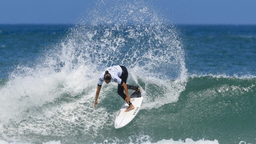 Sophia Medina (BRA) abre o dia com duas notas na casa dos 7.00 pontos e avança para as quartas de final. Créditos: WSL/ Marcio David