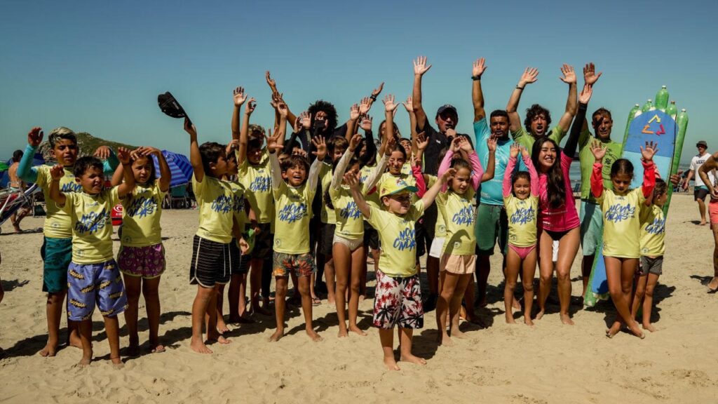 WSL Novas Ondas promove um encontro especial entre crianças da comunidade local e nomes importantes do surfe em Imbituba. - WSL / Gabriel Guedes