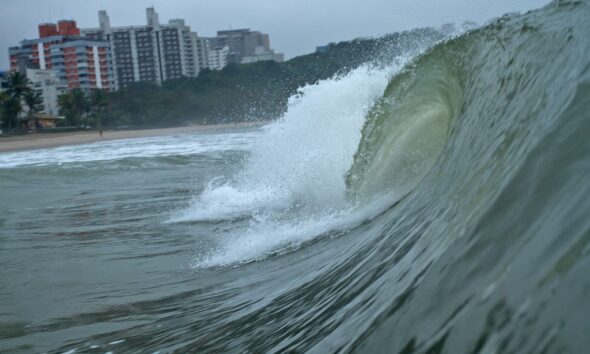Tombo Hang Loose Surf Attack Foto Munir El Hage 1024x691