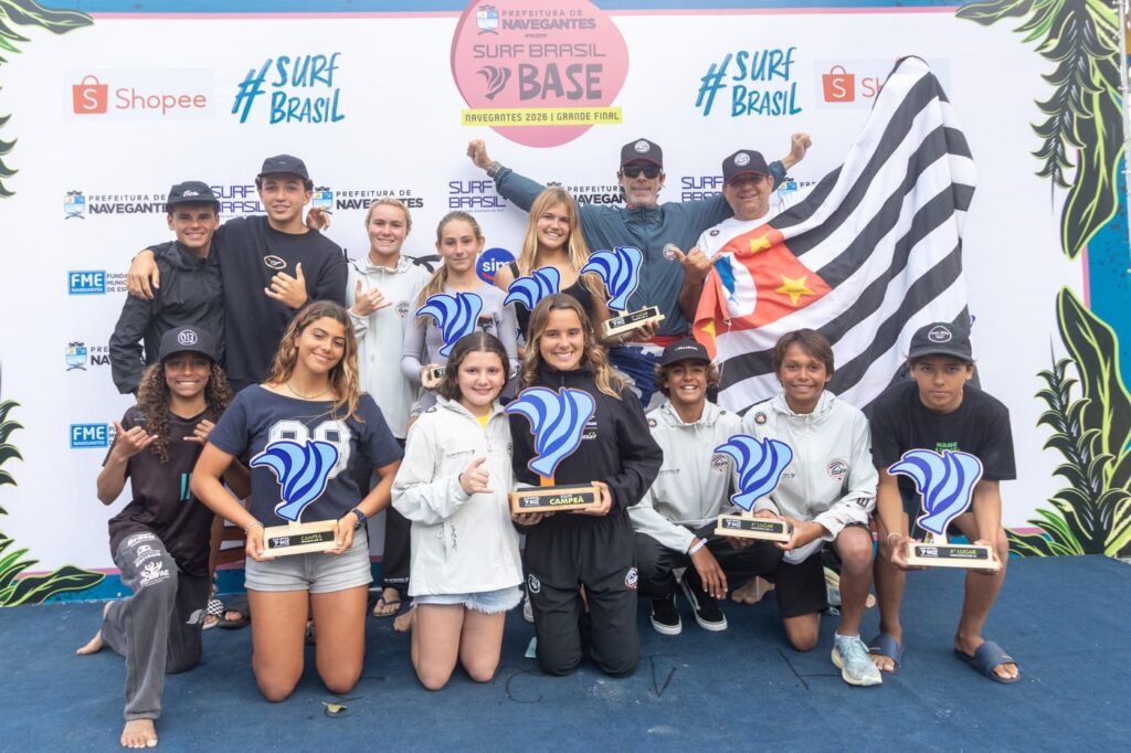 Premiação das equipes estaduais no Surf Brasil Base 2026