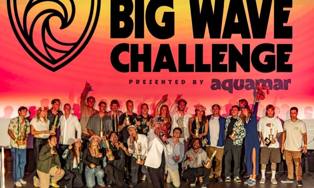 Participantes do Big Wave Challenge 2026 reunidos durante a cerimônia no Lido Theater, em Newport Beach, na Califórnia. Foto: Divulgação