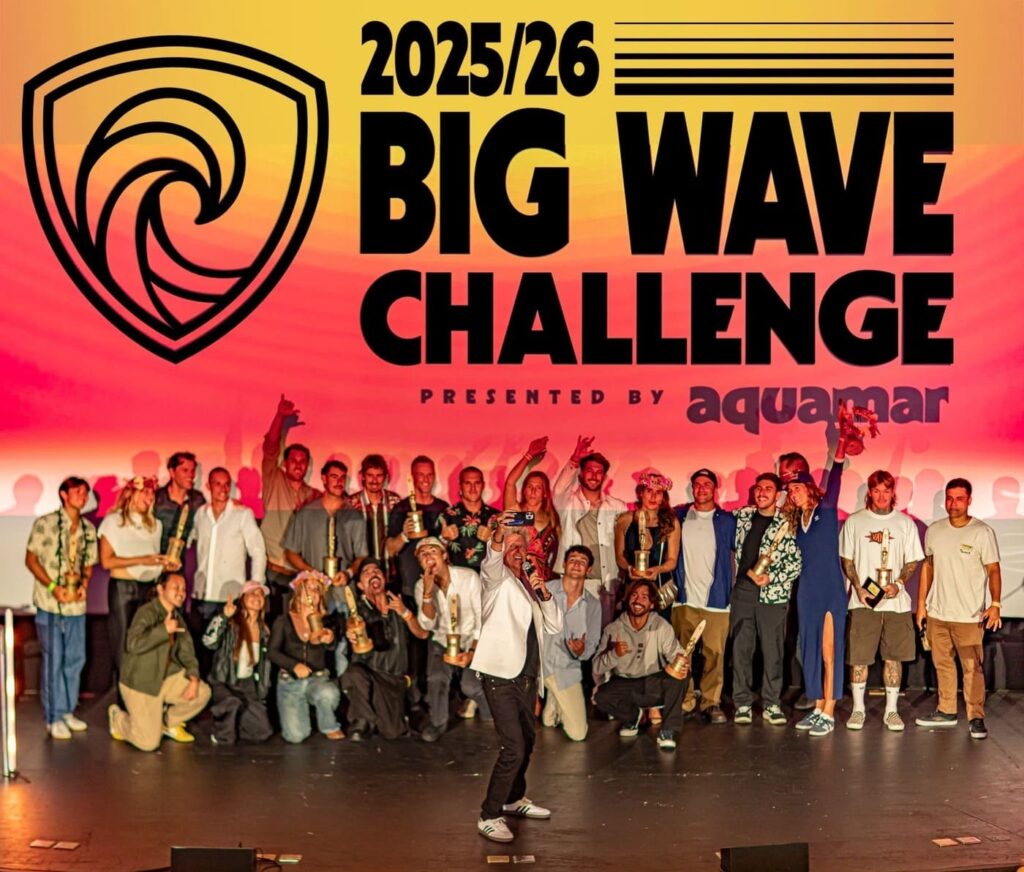 Participantes do Big Wave Challenge 2026 reunidos durante a cerimônia no Lido Theater, em Newport Beach, na Califórnia. Foto: Divulgação Participantes do Big Wave Challenge 2026 reunidos durante a cerimônia no Lido Theater, em Newport Beach, na Califórnia. Foto: Divulgação
