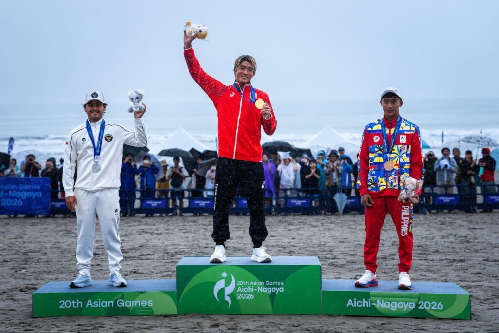 I Made Pajar Ariyana, Kanoa Igarashi e Jayuard Alciso no pódio masculino dos Jogos Asiáticos de 2026. Foto: ISA