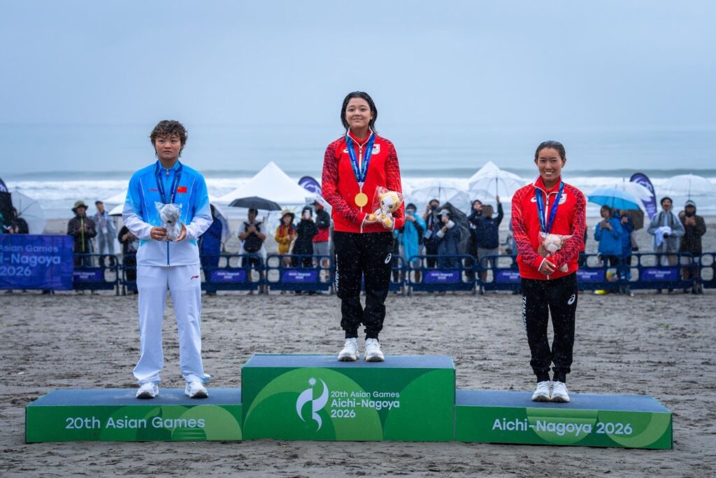Siqi Yang, Mirai Ikeda e Minami Nonaka no pódio feminino dos Jogos Asiáticos de 2026. Foto: ISA