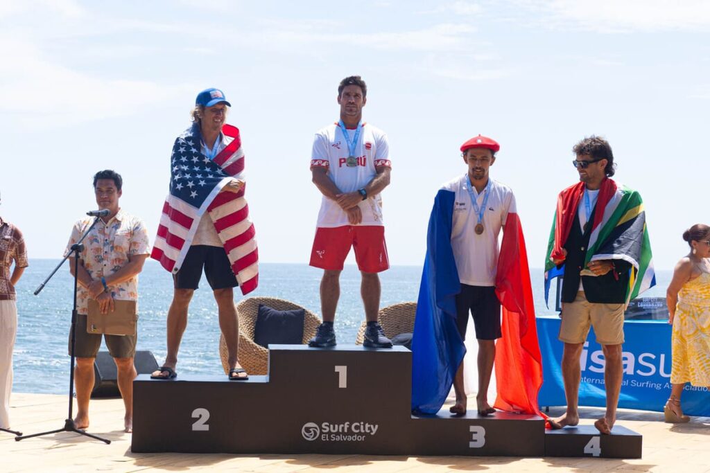 Pódio masculino do Mundial de Longboard 2026 com Benoit Clemente campeão