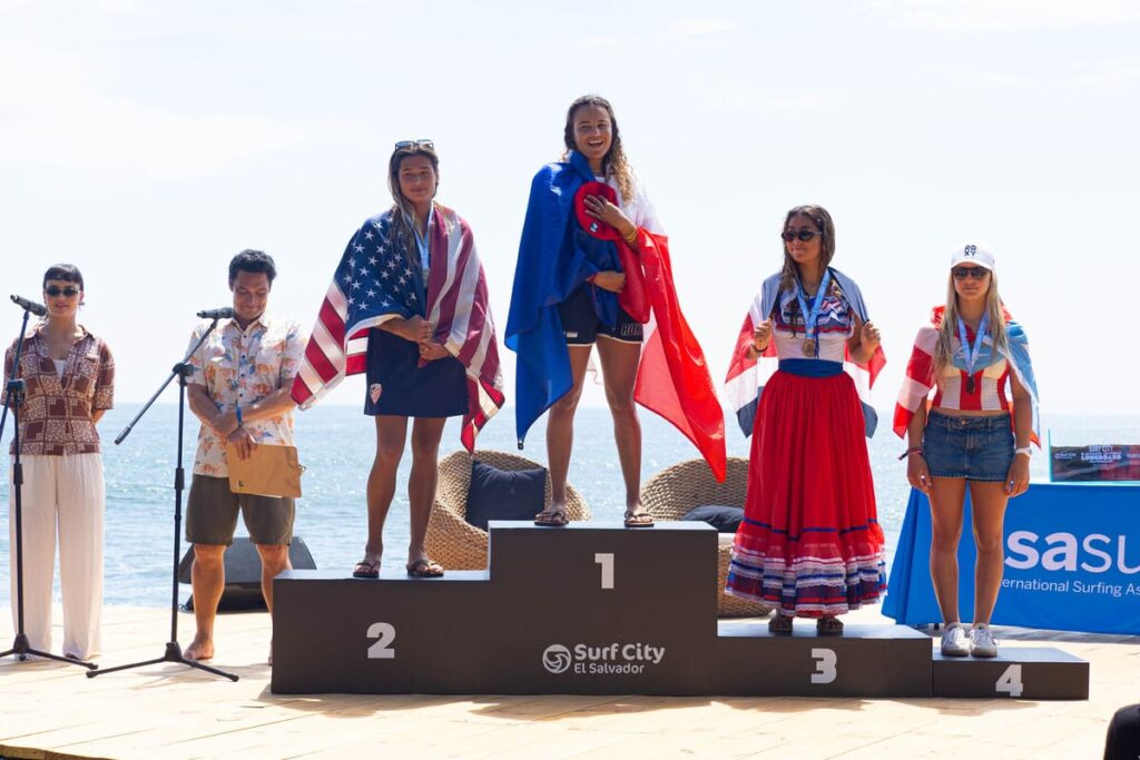 Pódio feminino do Mundial de Longboard 2026 com Alice Lemoigne tricampeã