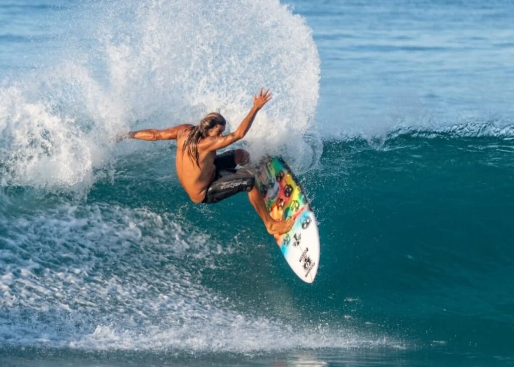 Dadá Figueiredo marcou a história do surfe brasileiro com manobras inovadoras, estilo agressivo e uma radicalidade à frente de seu tempo. Dadá Figueiredo executa manobra radical e demonstra seu estilo inovador no surfe