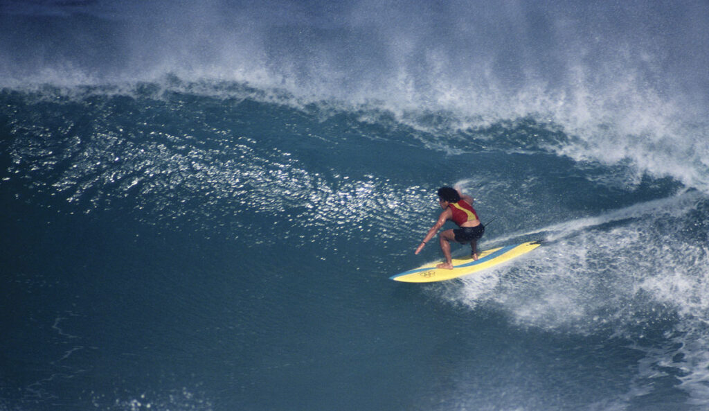Larry Bertlemann surfando em Sunset Beach, no Havaí, em 1977