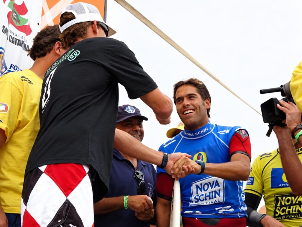 Tânio Barreto e Andy Irons, Aperto de Mãos no Pódio de Surfe, Praia da Vila, Imbituba, Santa Catarina, WCT, Nova Schin Surf Festival, ASP, WSL
