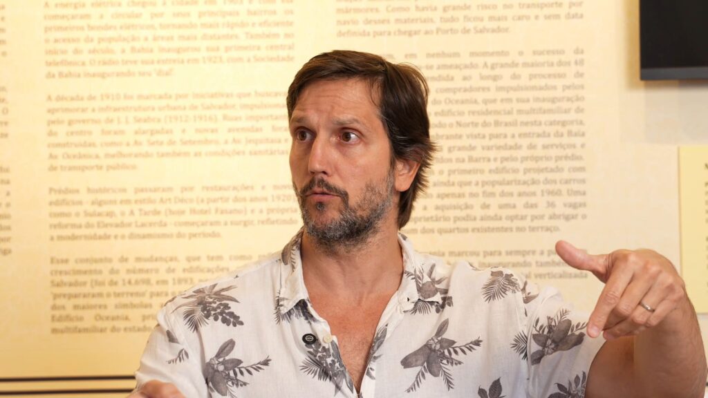 No Fala Papah!, Vladimir Brichta compartilha esse olhar pessoal sobre uma cidade que faz parte de sua história. Assista ao corte e acompanhe a conversa completa sobre memórias, família e as transformações de Itacaré.