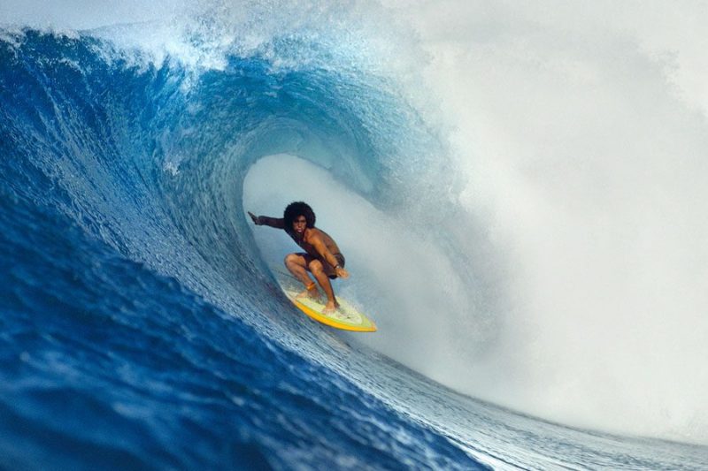 Larry Bertlemann surfando em Sunset Beach, no Havaí