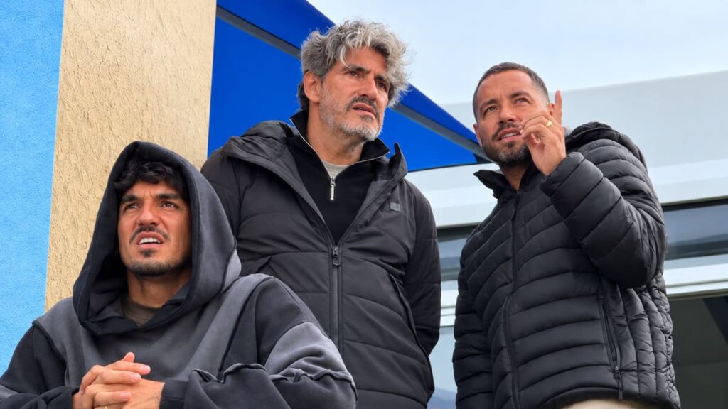 Gabriel Medina, Charles e Adriano de Souza juntos em Portugal. Em entrevista anterior ao Fala Papah!, Charles elogiou o trabalho de Mineirinho e falou sobre sua relação com o filho. Foto: @wsl