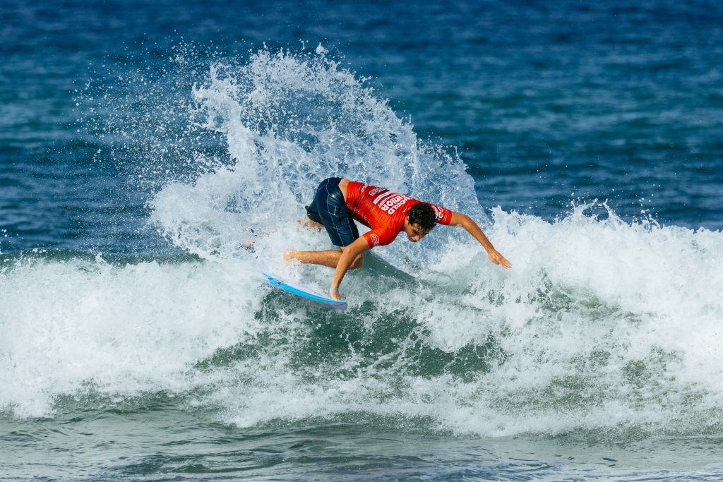 Rickson Falcão durante o Mundial Pro Junior da WSL de 2026, nas Filipinas