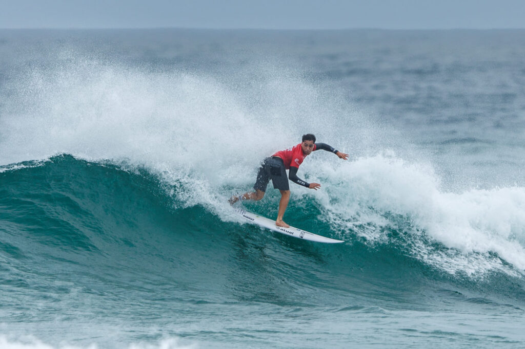 Surfista competindo durante etapa da WSL na Praia de Itaúna, em Saquarema, em 2026